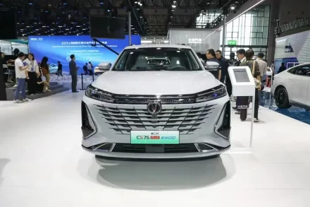 شانجان CS75 الجيل الثالث الهجين PHEV في معرض شنغهاي الدولي للسيارات 2023